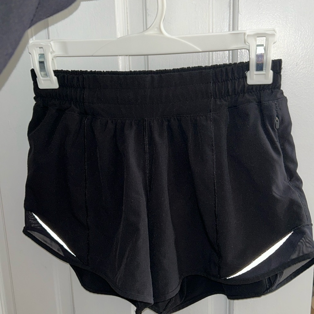Lululemon Hotty Hot Low-Rise Lined Short 4” in women’s size 4